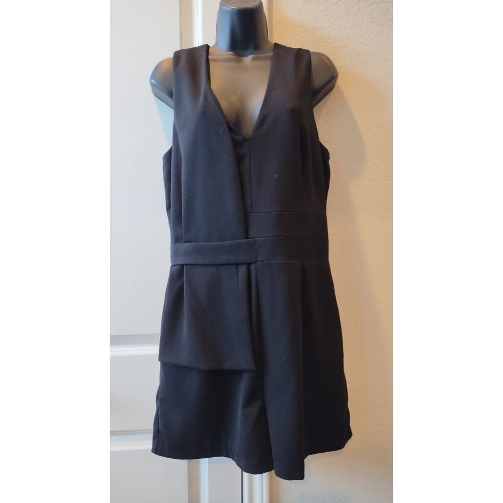 GB Black wrap shorts jumpsuit V-neck sleeveless Romper size (L)